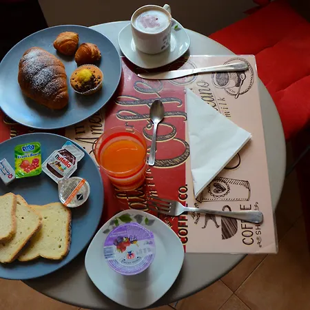 Tecla Naples